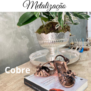 Metalização em par de sapatinho em cobre